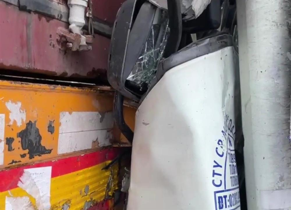 Tông vào container dừng đèn đỏ, tài xế xe tải tử vong trong cabin bẹp dúm-2