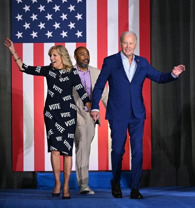 Chiếc váy bầu cử của Đệ nhất phu nhân Mỹ Jill Biden gây chú ý