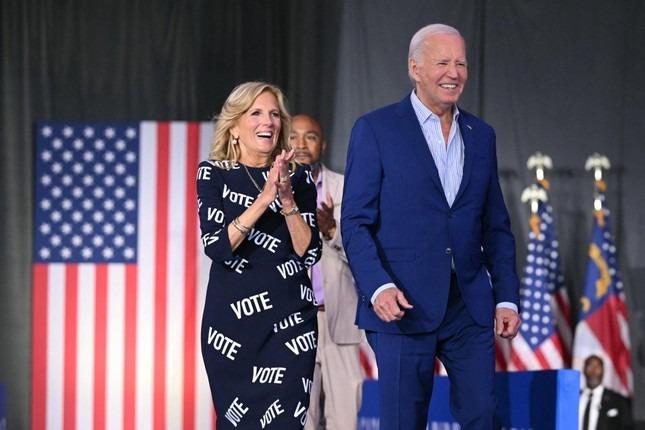 Chiếc váy bầu cử của Đệ nhất phu nhân Mỹ gây chú ý-2