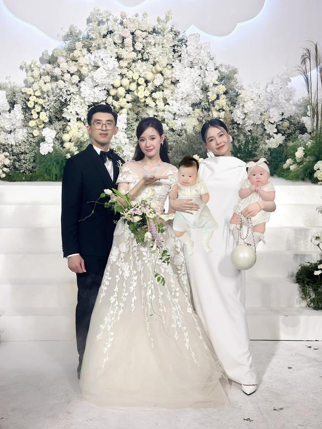 Fan thích thú hình ảnh một nách 2 con của Sam tại đám cưới Midu-1