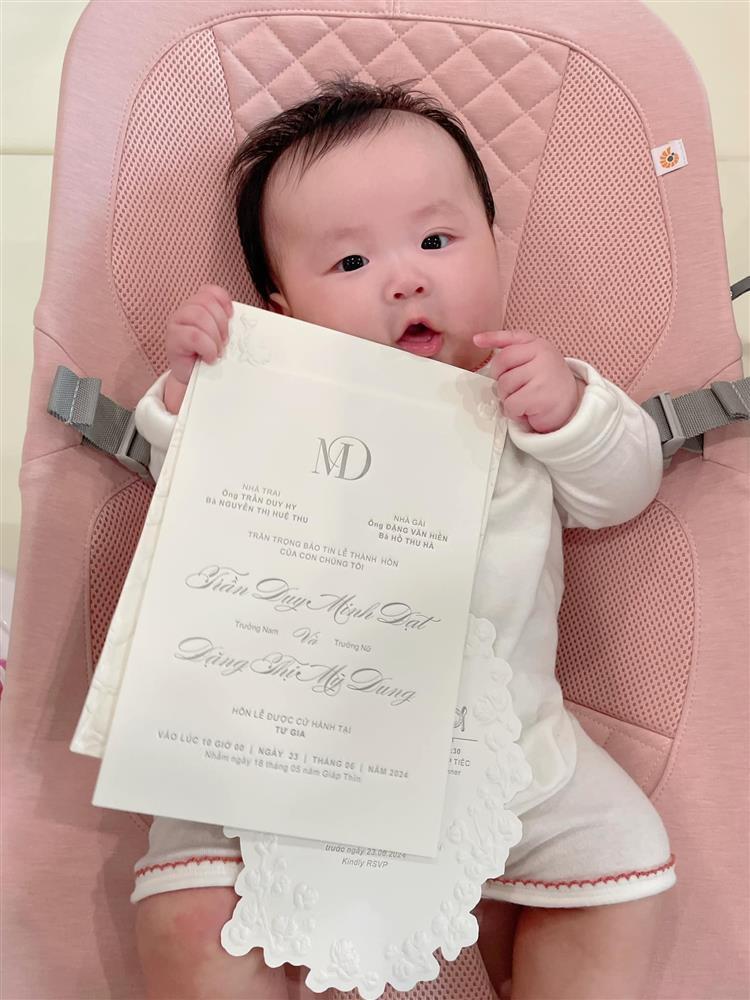 Fan thích thú hình ảnh một nách 2 con của Sam tại đám cưới Midu-3