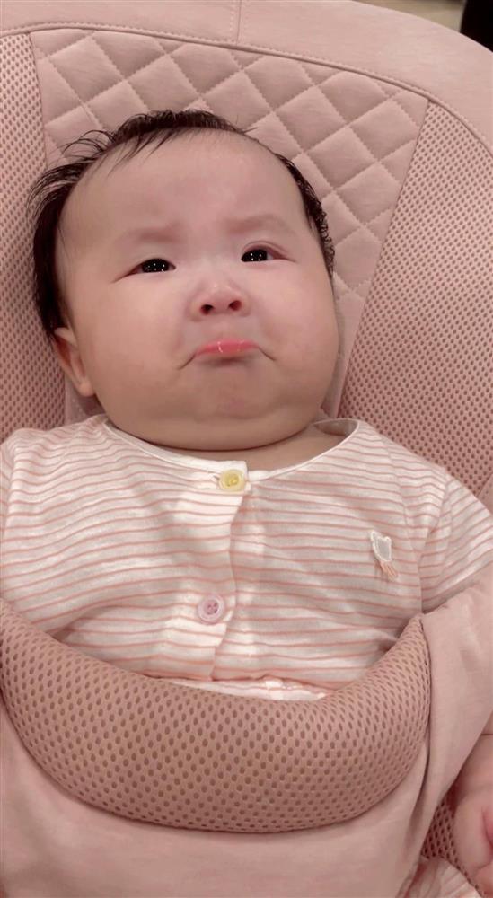 Fan thích thú hình ảnh một nách 2 con của Sam tại đám cưới Midu-4