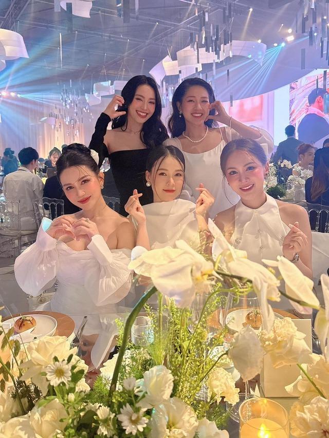 Fan thích thú hình ảnh một nách 2 con của Sam tại đám cưới Midu-5