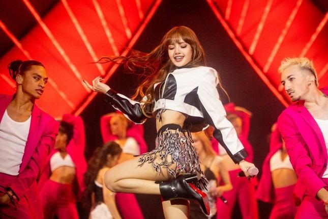 Lisa (BlackPink) mặc chiếc áo đạo nhái-2