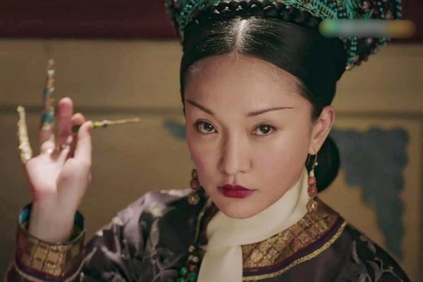 Châu Tấn vẫn để lộ nếp nhăn ở tuổi 50 dù trang điểm kĩ càng, vẫn ghi điểm nhờ điều này-5