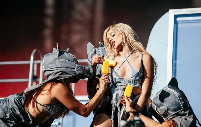 Nữ ca sĩ gây tranh cãi khi để vũ công chà kem lên vùng nhạy cảm-1