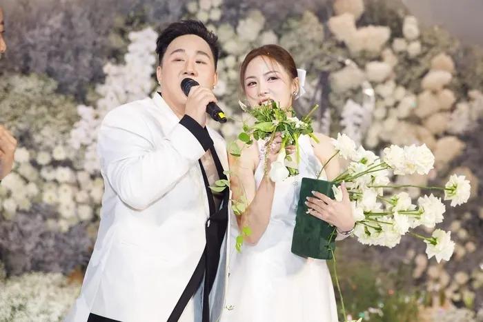 Ninh Dương Lan Ngọc đi chân đất trong tiệc cưới Midu-11