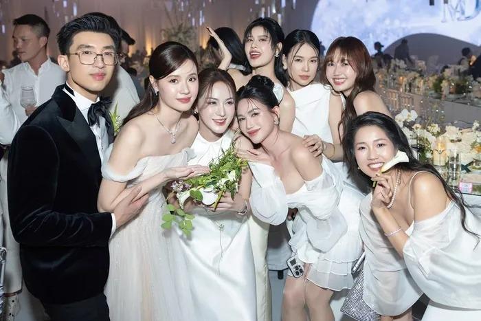 Ninh Dương Lan Ngọc đi chân đất trong tiệc cưới Midu-12