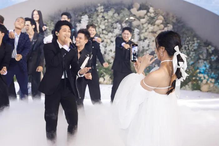 Ninh Dương Lan Ngọc đi chân đất trong tiệc cưới Midu-3