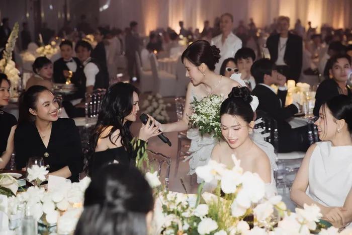 Ninh Dương Lan Ngọc đi chân đất trong tiệc cưới Midu-4