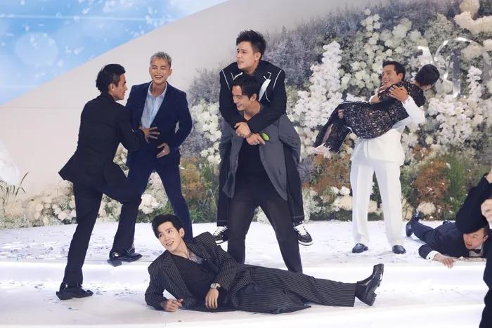 Ninh Dương Lan Ngọc đi chân đất trong tiệc cưới Midu-6