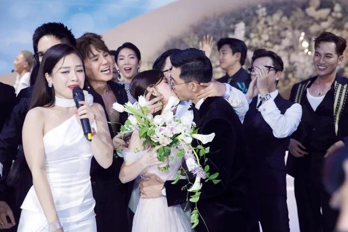 Ninh Dương Lan Ngọc đi chân đất trong tiệc cưới Midu-8