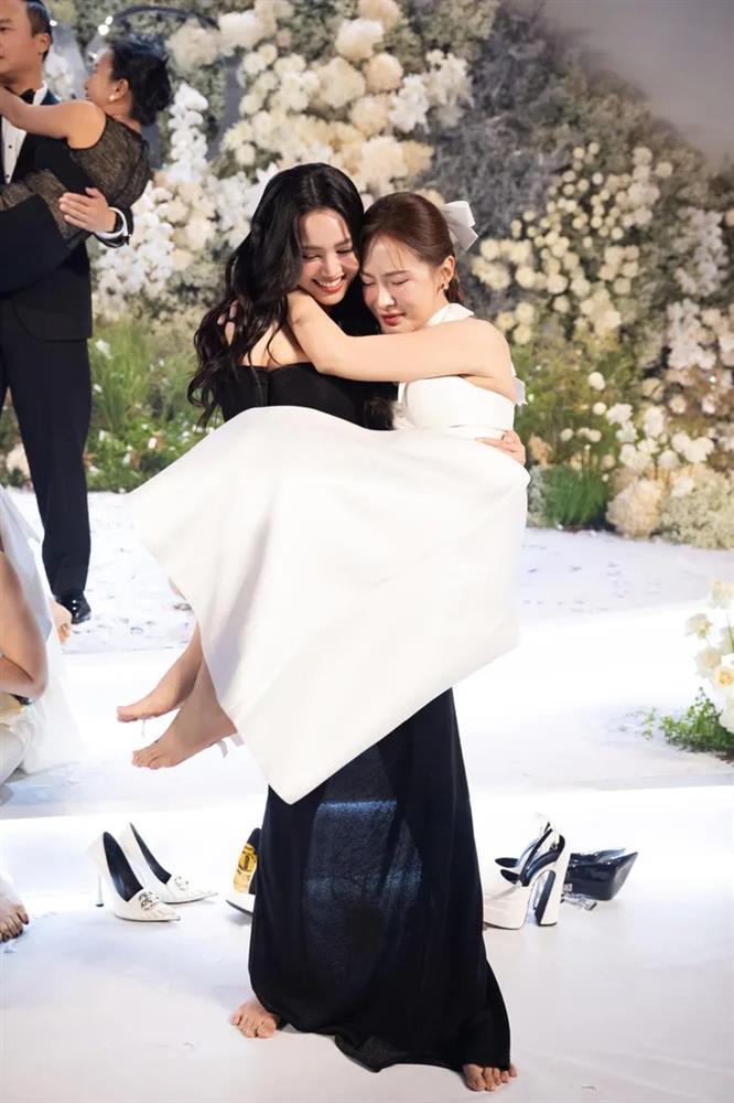 Ninh Dương Lan Ngọc đi chân đất trong tiệc cưới Midu-10