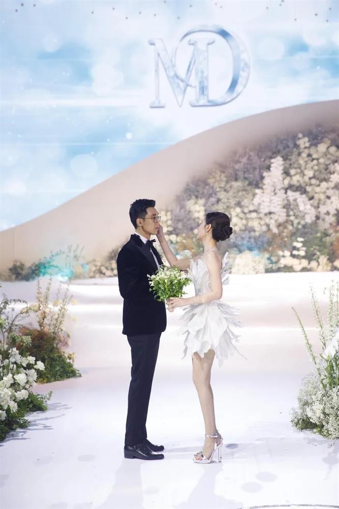 Ninh Dương Lan Ngọc đi chân đất trong tiệc cưới Midu-2