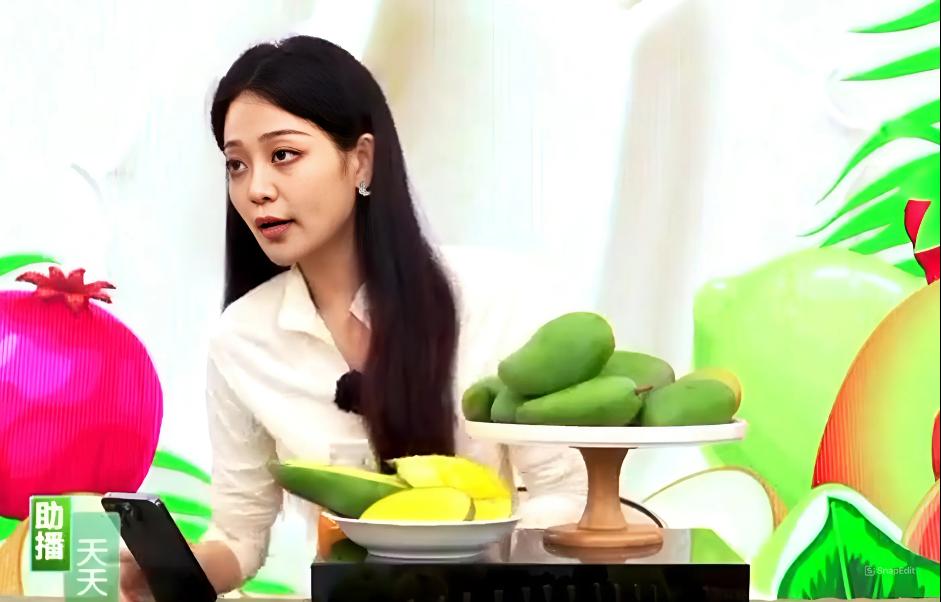 Nữ MC bất ngờ đổ gục trên sóng trực tiếp-1