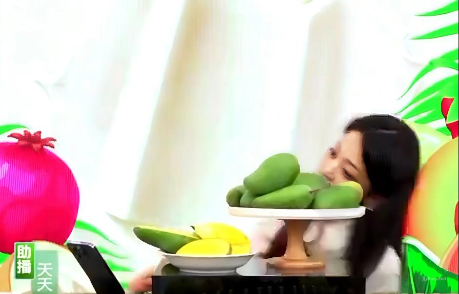 Nữ MC bất ngờ đổ gục trên sóng trực tiếp-2