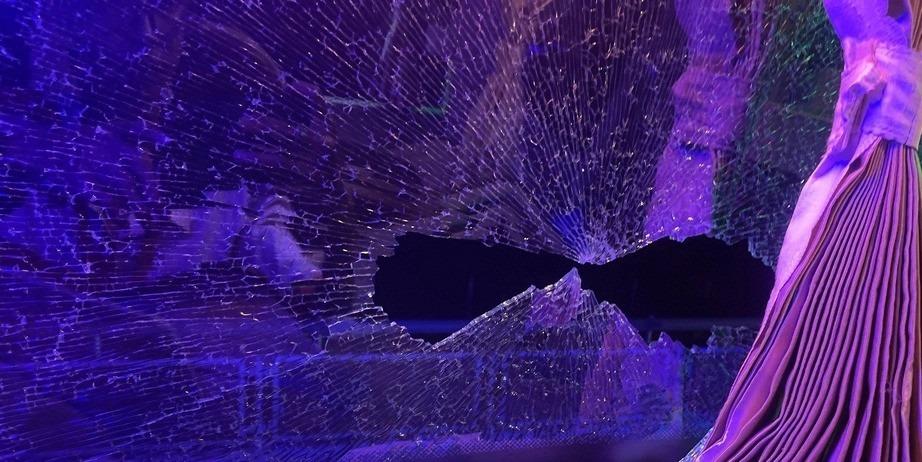 Hàng loạt xe khách nghi bị bắn vỡ kính trên cao tốc Mỹ Thuận - Cần Thơ-1