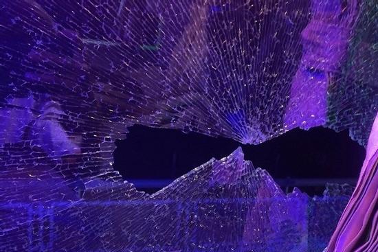 Hàng loạt xe khách nghi bị bắn vỡ kính trên cao tốc Mỹ Thuận - Cần Thơ