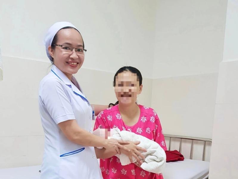 Thông tin mới về sản phụ vỡ ối được CSGT dẫn đường đến bệnh viện: Sinh thường bé gái, cân nặng 3,5kg-1