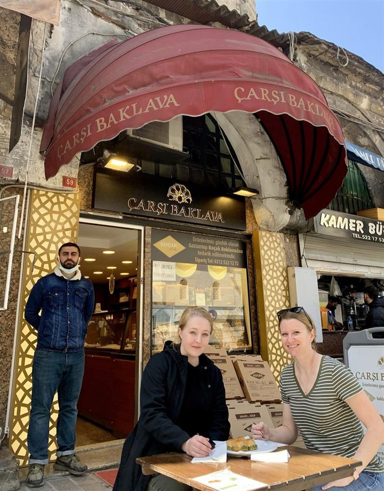 Từ tình địch, nhờ chuyến du lịch hai cô gái trở thành bạn thân thiết-2