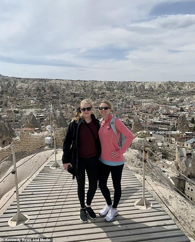 Từ tình địch, nhờ chuyến du lịch hai cô gái trở thành bạn thân thiết-3