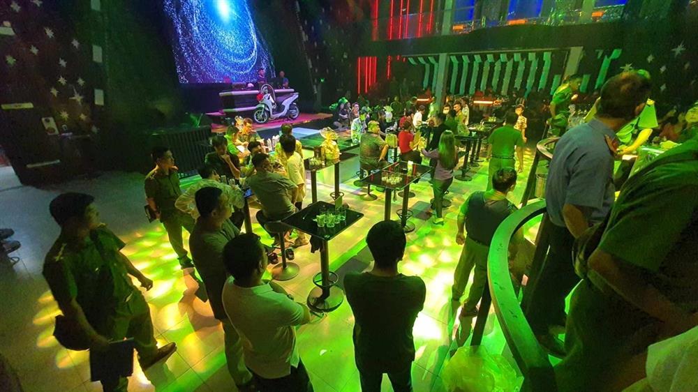 Gần 30 người phê ma túy quay cuồng trong tiếng nhạc tại vũ trường Astro-1