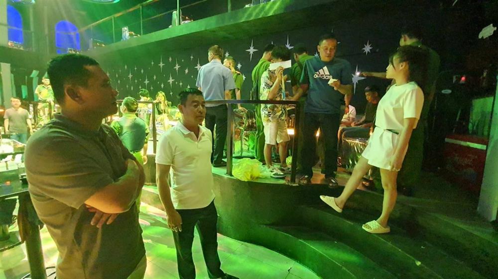 Gần 30 người phê ma túy quay cuồng trong tiếng nhạc tại vũ trường Astro-2