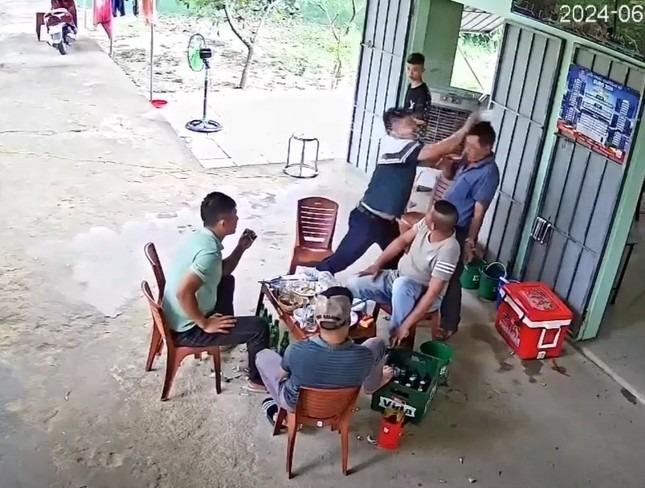 Cán bộ xã dùng cốc đập vào đầu người dân trong quán nhậu-1