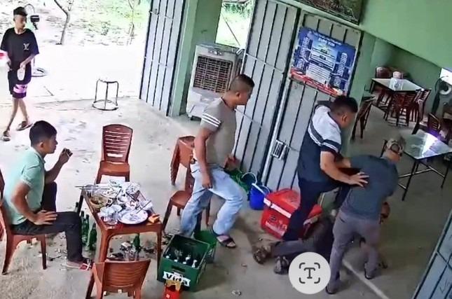 Cán bộ xã dùng cốc đập vào đầu người dân trong quán nhậu-2