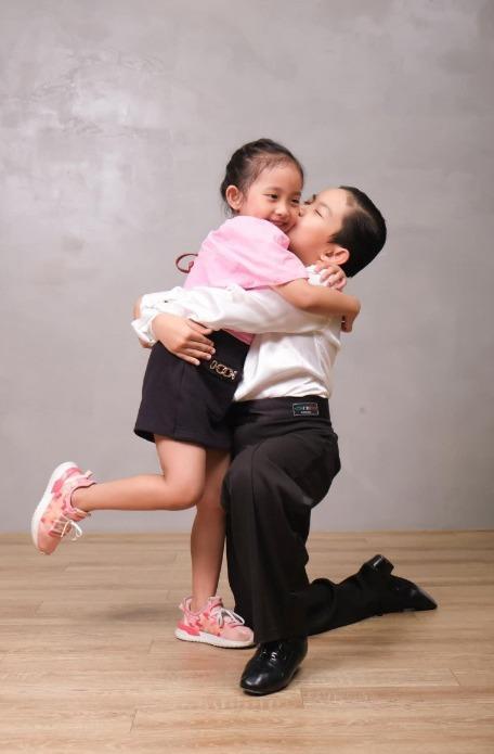 Kubi - Anna nhà Khánh Thi Phan Hiển được báo chí nước ngoài khen ngợi: Tài năng được thừa hưởng từ bố mẹ-4