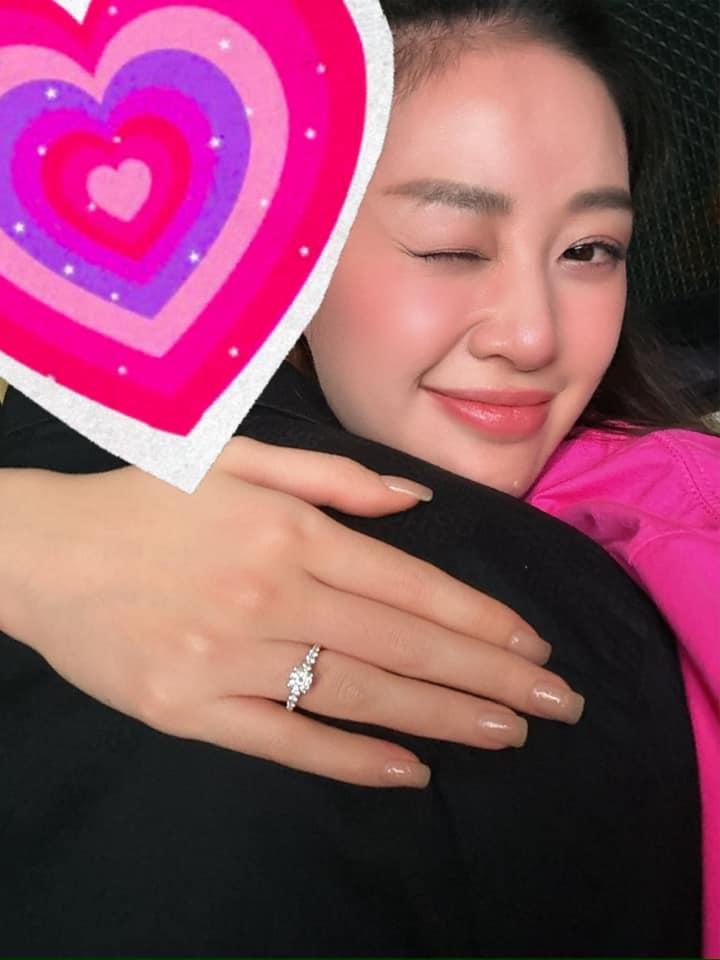 Hoa hậu Khánh Vân lộ diện sau khi được cầu hôn, thông tin đầu tiên về bạn trai hé lộ-1
