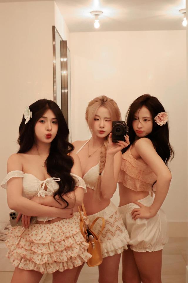 Quỳnh Alee khoe ảnh đọ dáng, bị gái lạ chiếm sóng ngay trên sân nhà-1