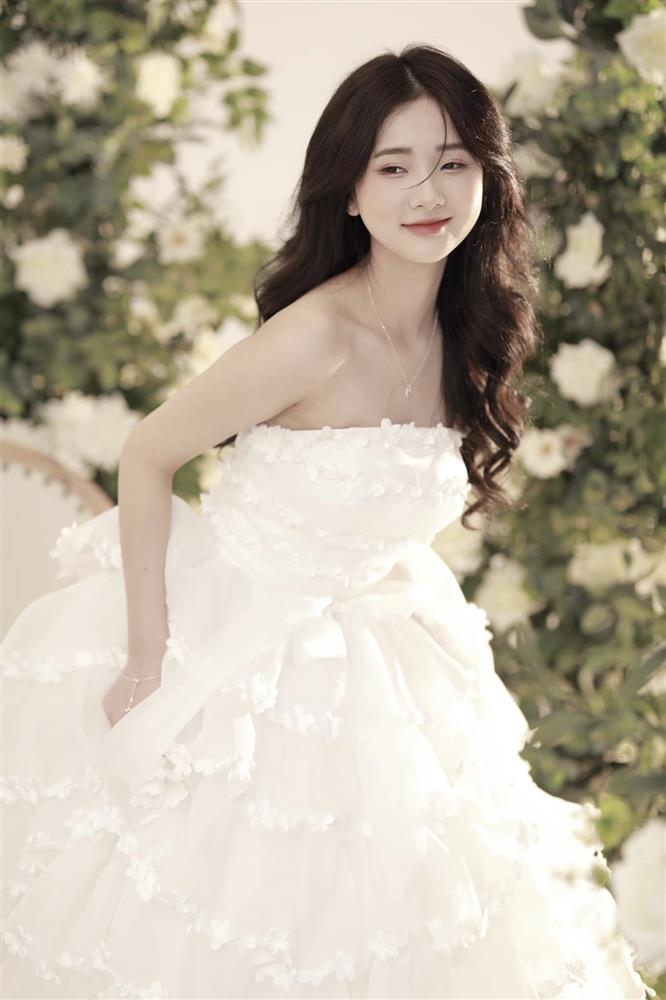 Quỳnh Alee khoe ảnh đọ dáng, bị gái lạ chiếm sóng ngay trên sân nhà-3