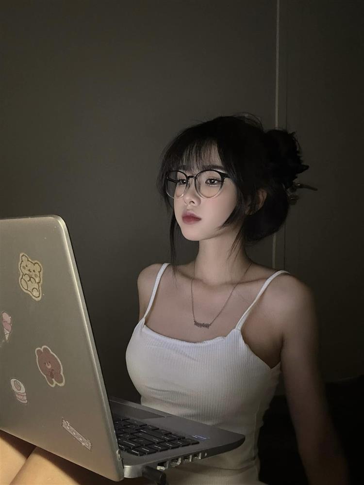 Quỳnh Alee khoe ảnh đọ dáng, bị gái lạ chiếm sóng ngay trên sân nhà-4