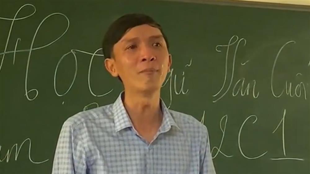 Thầy giáo bật khóc nức nở trong buổi chia tay học trò cuối cấp-2
