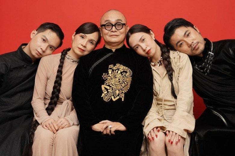 ‘Vua hài đất Bắc’ Xuân Hinh khoe ảnh người vợ ‘lắm tiền’, nhan sắc bà xã nhận ‘mưa’ lời khen-1