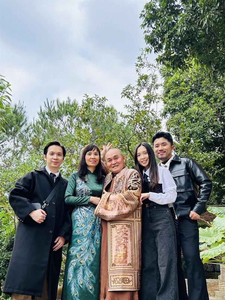 ‘Vua hài đất Bắc’ Xuân Hinh khoe ảnh người vợ ‘lắm tiền’, nhan sắc bà xã nhận ‘mưa’ lời khen-6