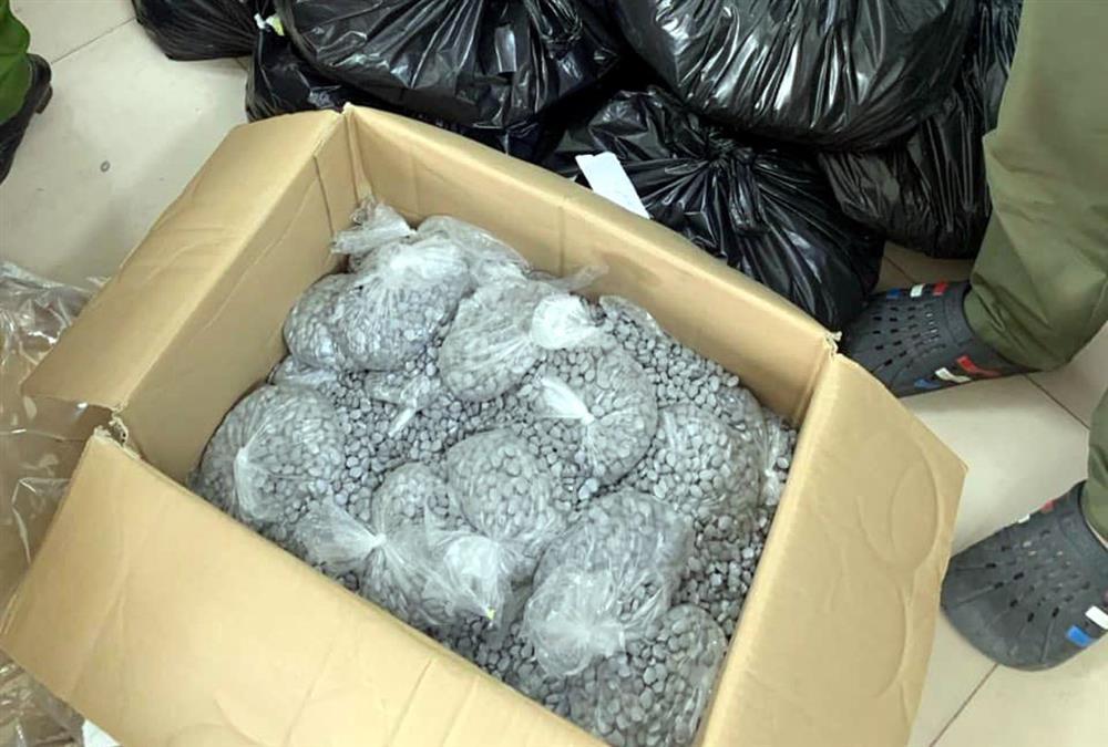 Bắt 4 đối tượng vận chuyển 179kg ma túy tổng hợp qua sân bay Nội Bài-2