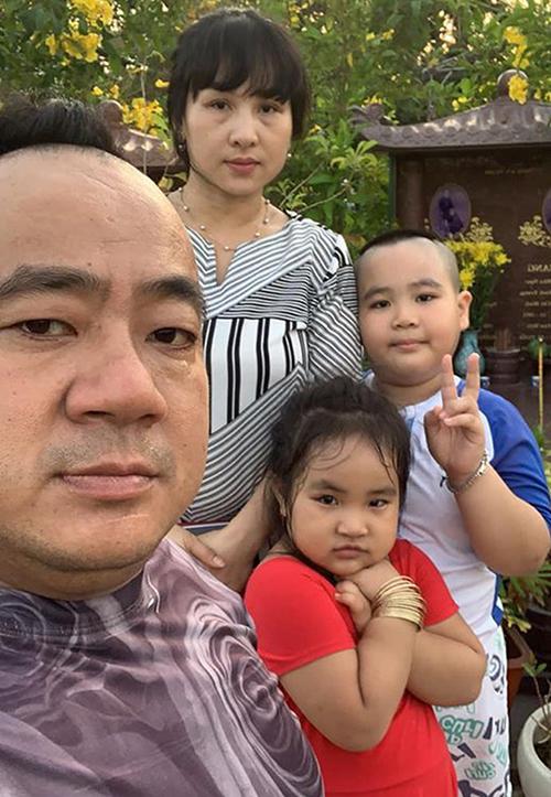 Đời tư ít ai biết của chàng lùn Hiếu Hiền: Viên mãn với vợ kém 9 tuổi, 2 lần giải vây cho vợ, đòi đẻ 5 con vì lý do đặc biệt này-6