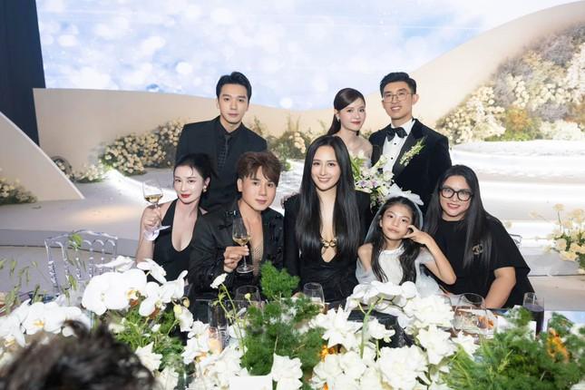 Lý do Mai Phương Thúy mang dép bệt đi ăn cưới Midu-3