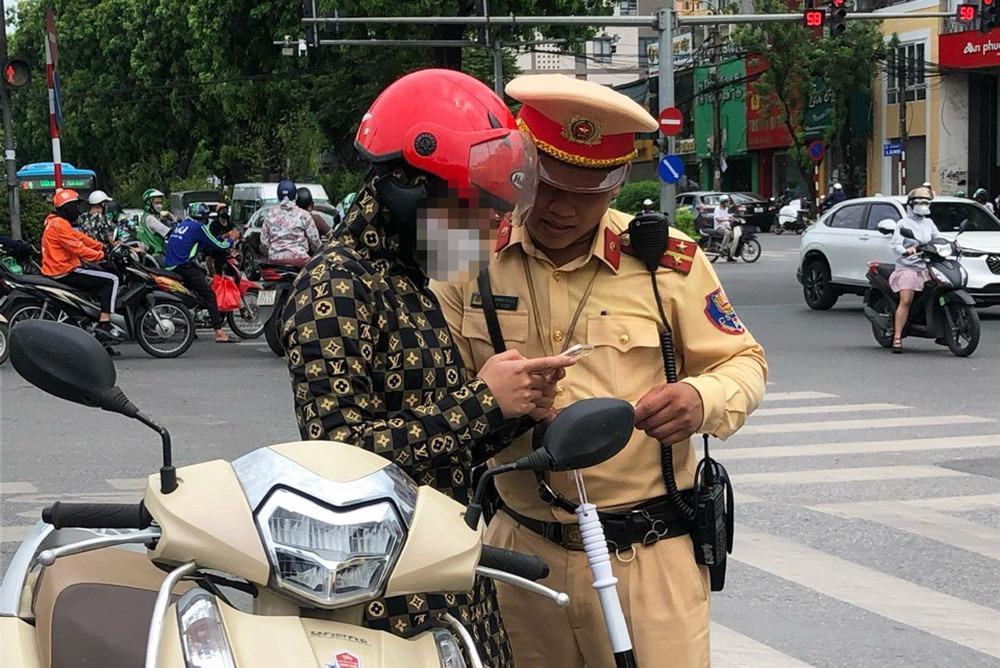 Tài xế đầu tiên bị tạm giữ giấy phép lái xe qua VNeID-1