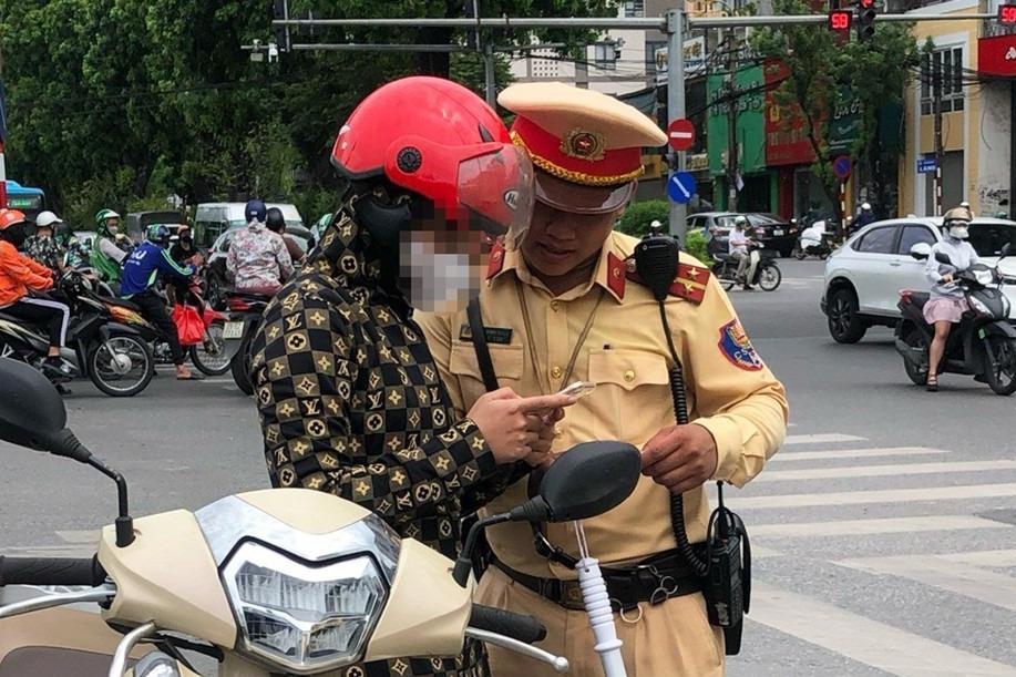 Từ tháng 7, bắt đầu xử phạt vi phạm giao thông qua app VNeID-1