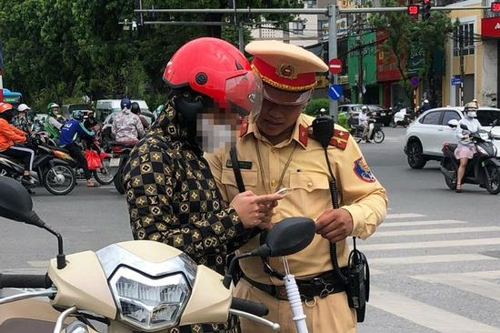 Tài xế đầu tiên bị tạm giữ giấy phép lái xe qua VNeID