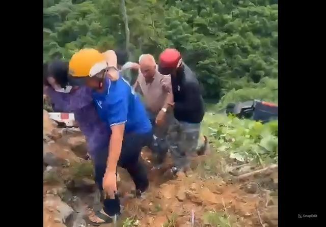 CLIP: Xe du lịch lao xuống vực, nhiều người bị thương nặng-1