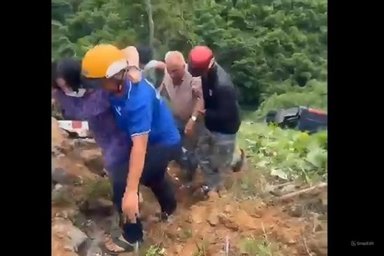 CLIP: Xe du lịch lao xuống vực, nhiều người bị thương nặng