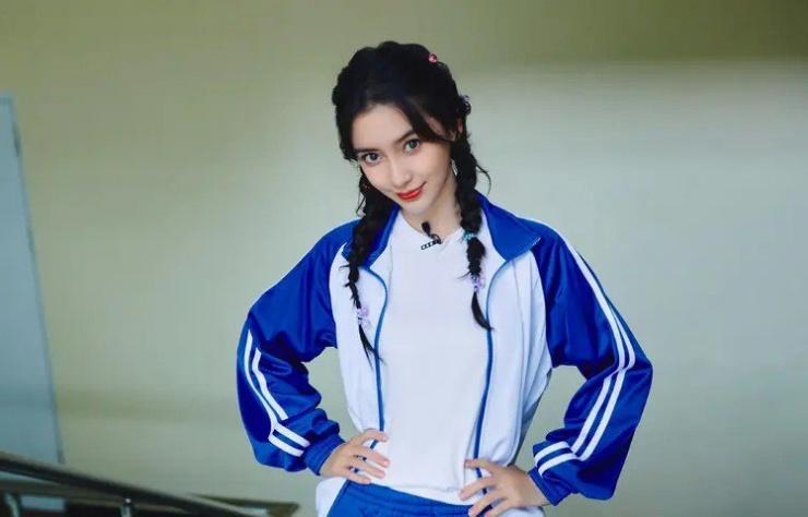Angelababy livestream bán giày, dân tình liền chỉ trích tự hạ thấp bản thân, đánh mất vị thế của ngôi sao-3