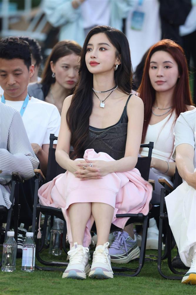 Angelababy livestream bán giày, dân tình liền chỉ trích tự hạ thấp bản thân, đánh mất vị thế của ngôi sao-4