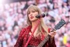 Taylor Swift trốn trong vali