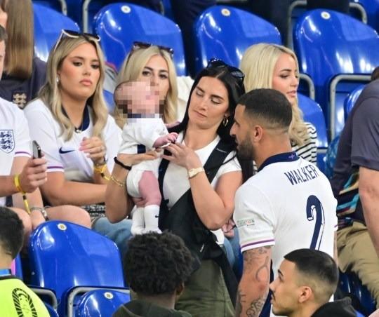 Căng thẳng trên khán đài vụ cầu thủ tuyển Anh ngoại tình, có con riêng-4