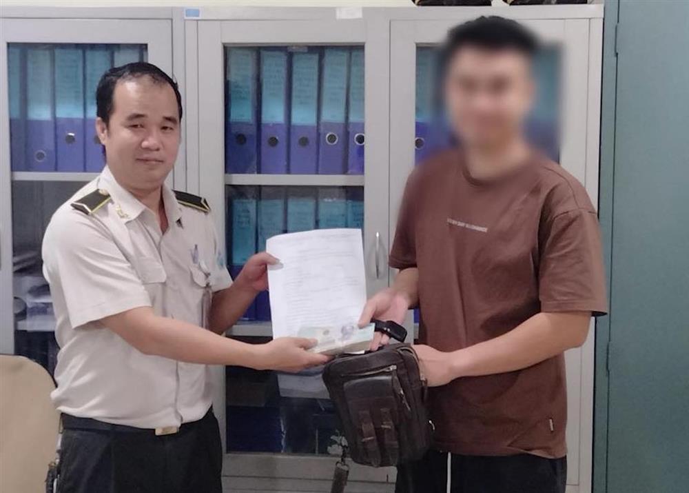 Nam hành khách ở sân bay Nội Bài hoảng hốt trước câu hỏi có phải anh quên ví-1